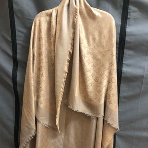 Louis Vuitton scarf cream and silver !